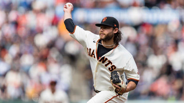 Giants closing pitcher Brandon Crawford (35) throws against the Cubs during the ninth inning at Oracle Park.